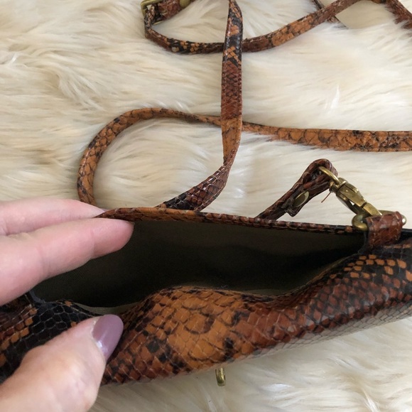 Clarks snake print leather wallet crossbody with adjustable removable strap - Picture 9 of 12